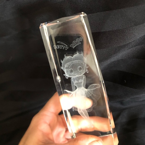 Betty Boop Crystal Etched Paperweight - Picture 5 of 11